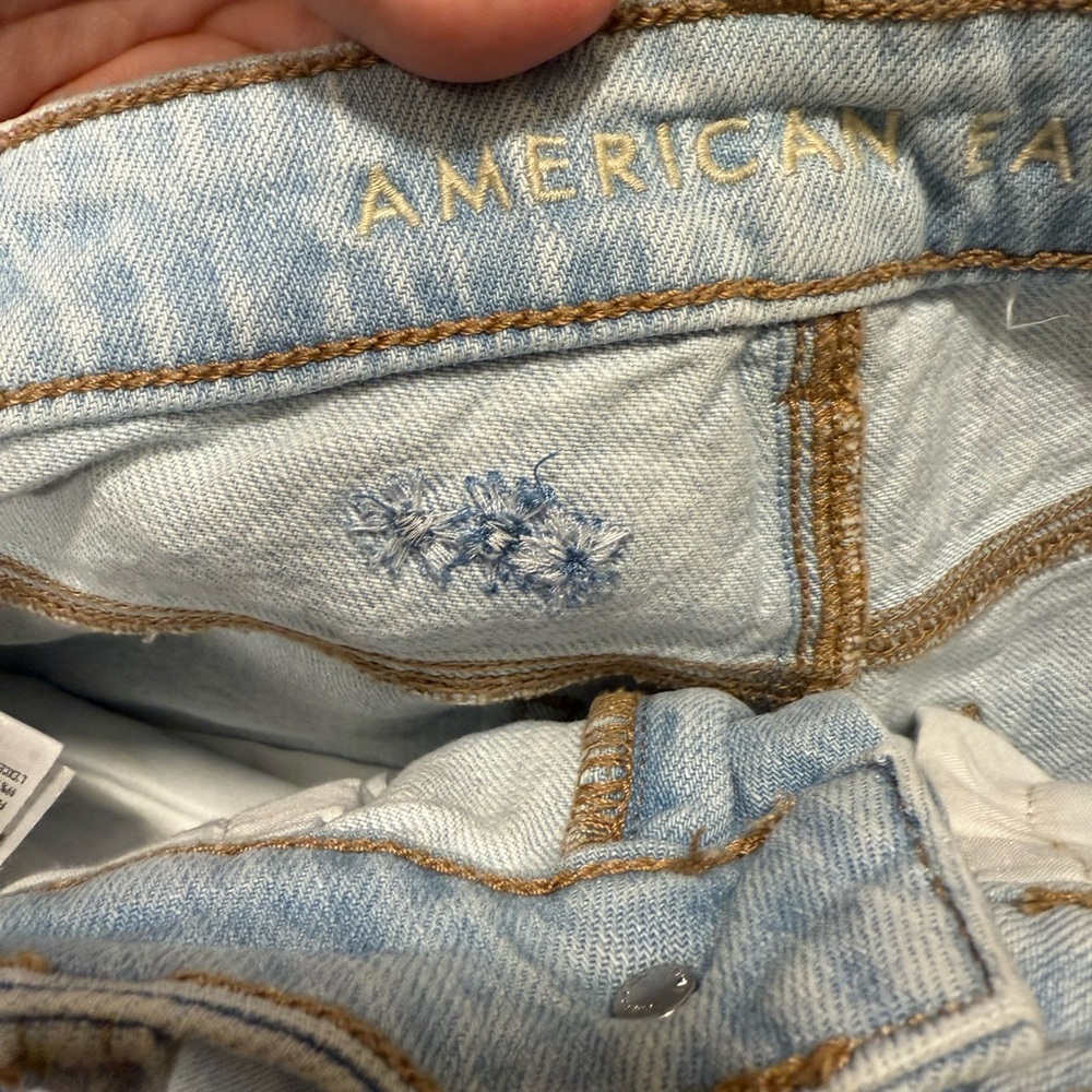 ๐Buy 2 get 1 Free ๐ America Eagle Light Wash Mom Jeans with Embroidered Flowers - Picture 4 of 7